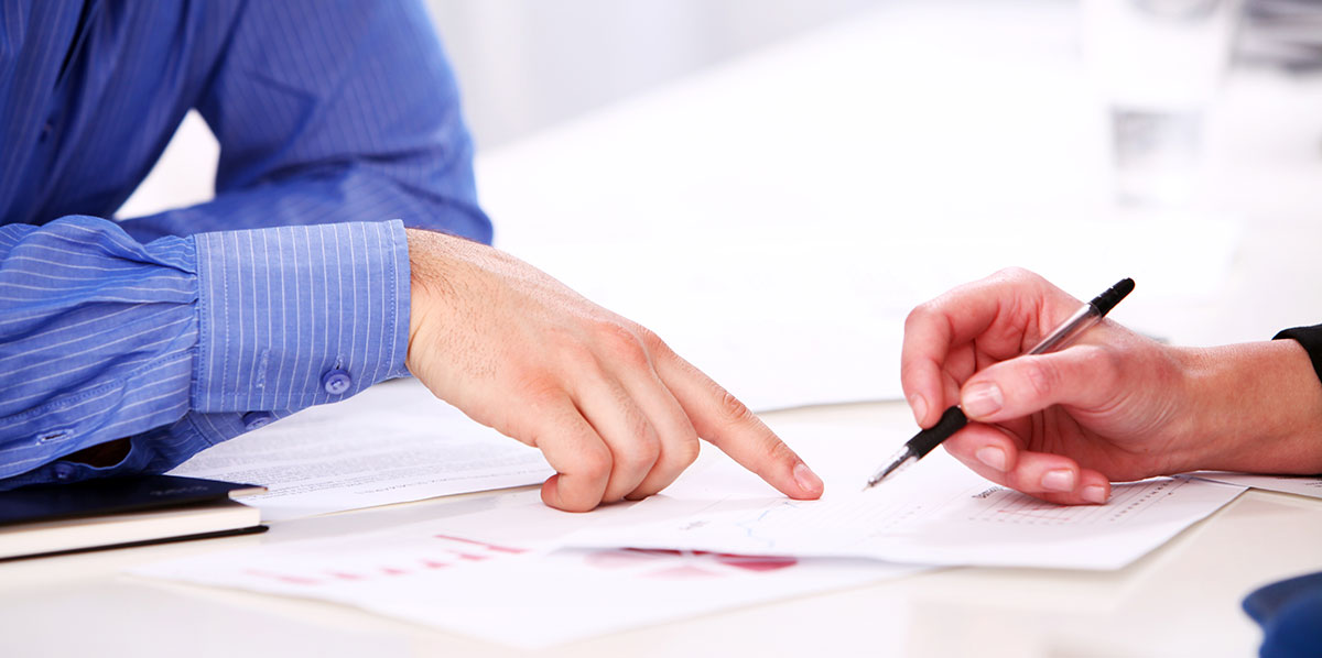 Деловые бумаги. Составление документов. Передает документы. Оформление документов быстро. Подпись документов.